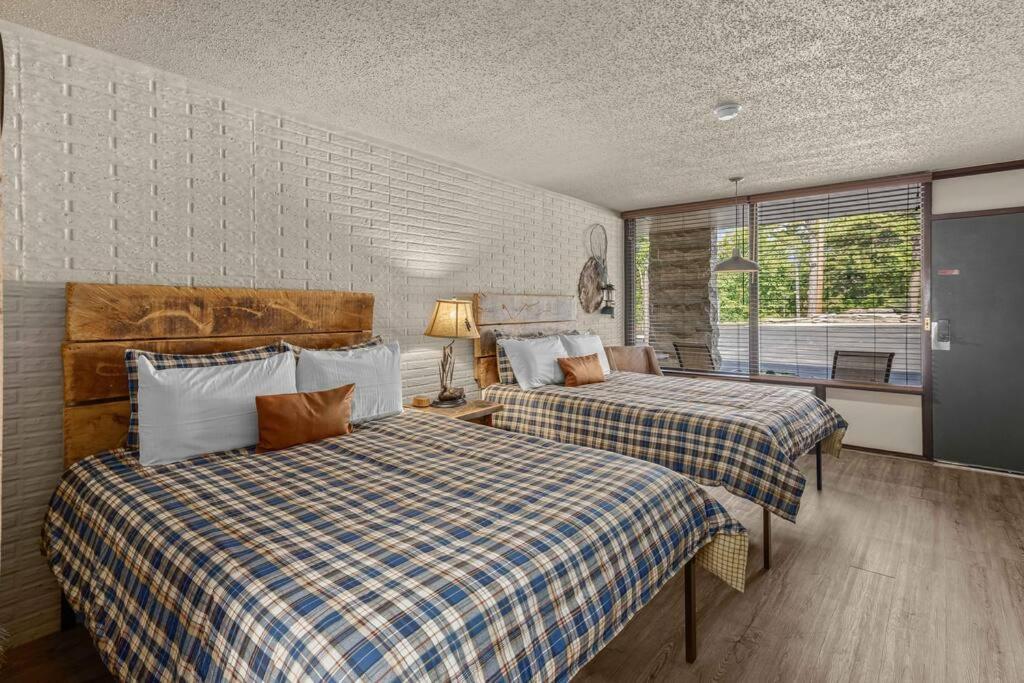 Stonegate Lodge 2 Queen Beds Fast Wifi 50" Tv Salt Water Pool Room #207 Юрека Спрингс Екстериор снимка